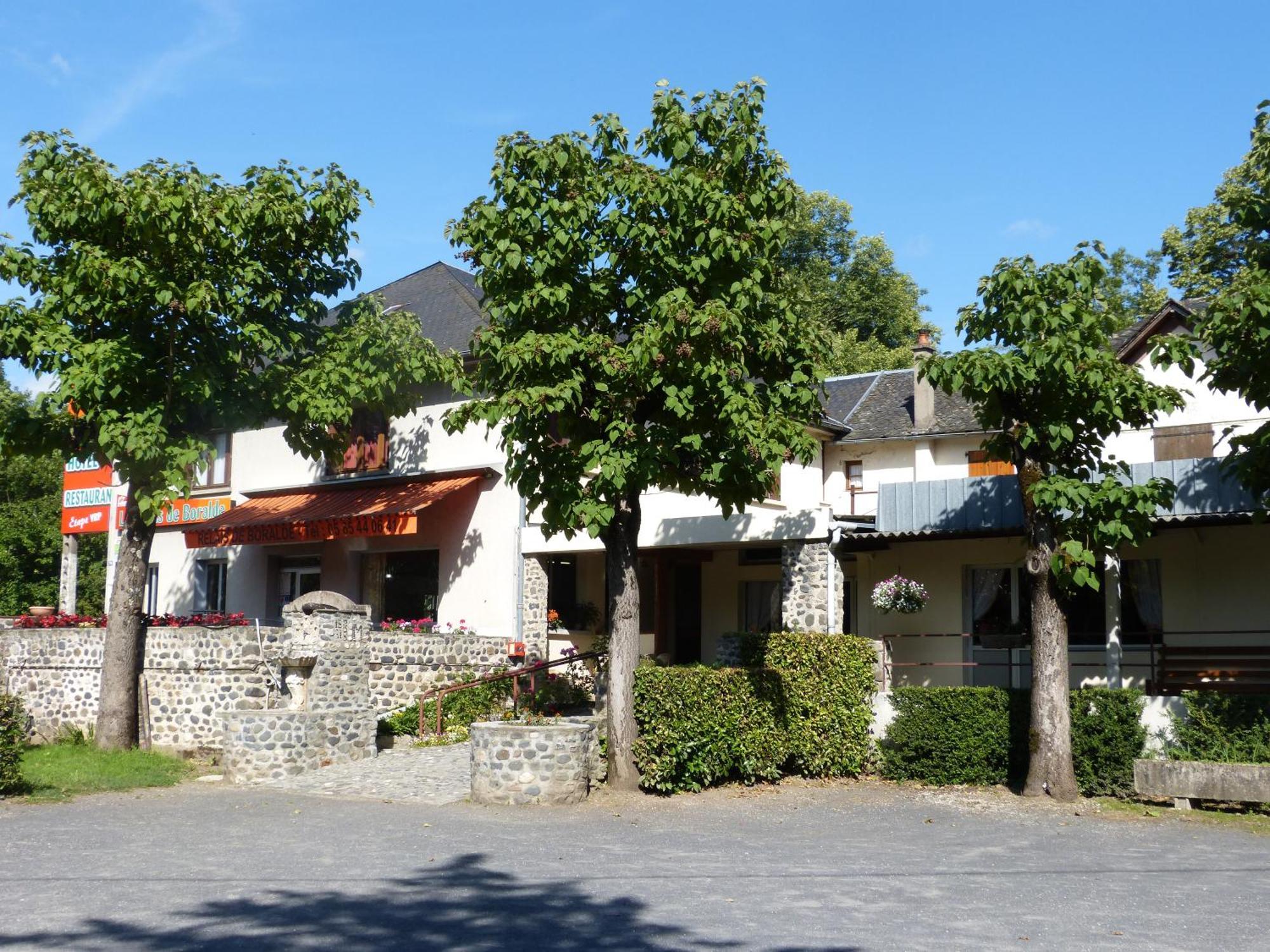 Le Relais De Boralde Hotell Espalion Eksteriør bilde