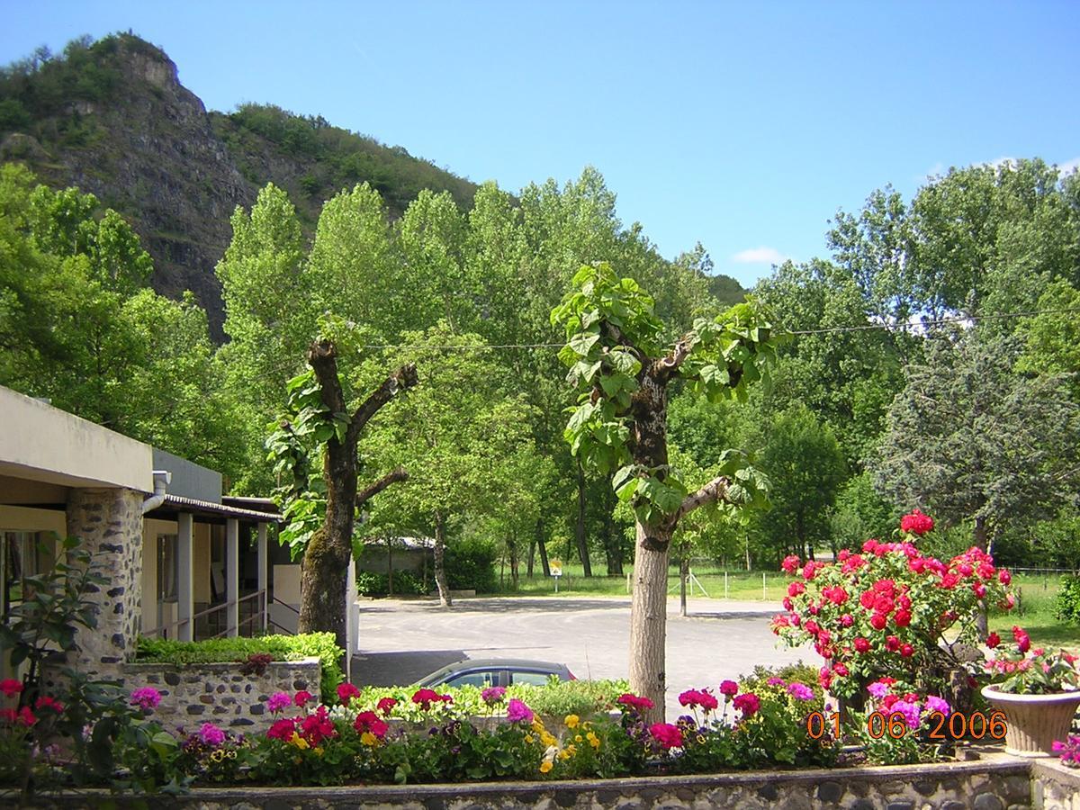 Le Relais De Boralde Hotell Espalion Eksteriør bilde
